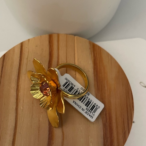 JCREW Oversized Flower Ring  NWT Size 7 Gold Finish - Picture 2 of 5